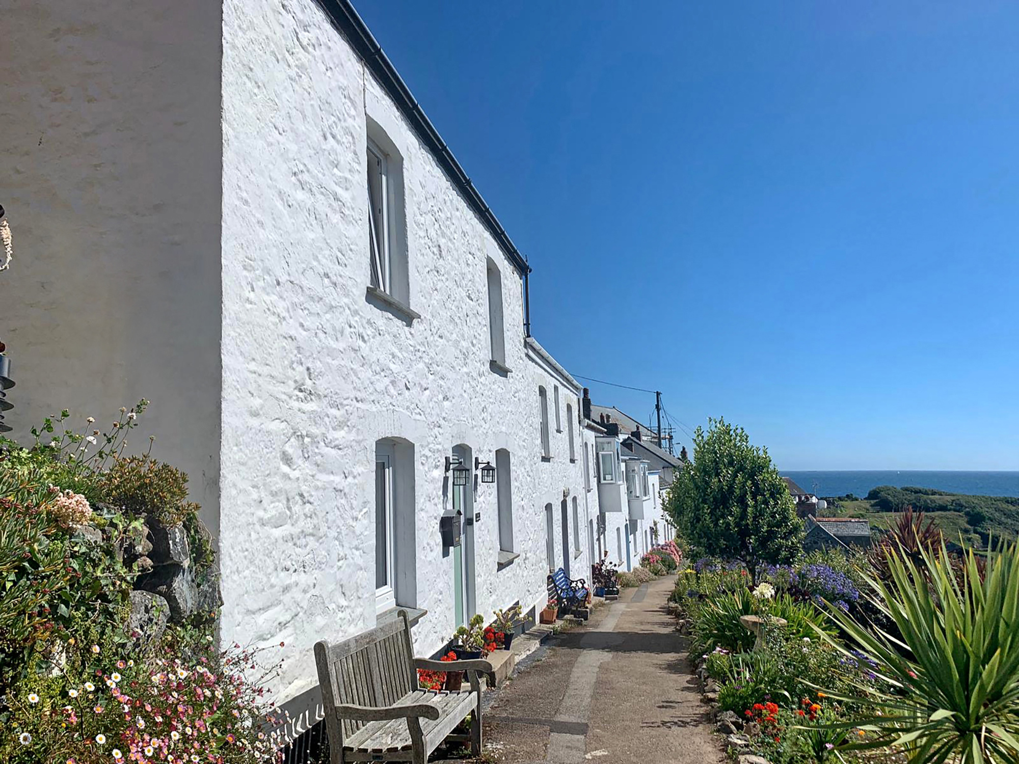 Holiday Cottage for hire Coastguard Cottage Coverack Cornwall
